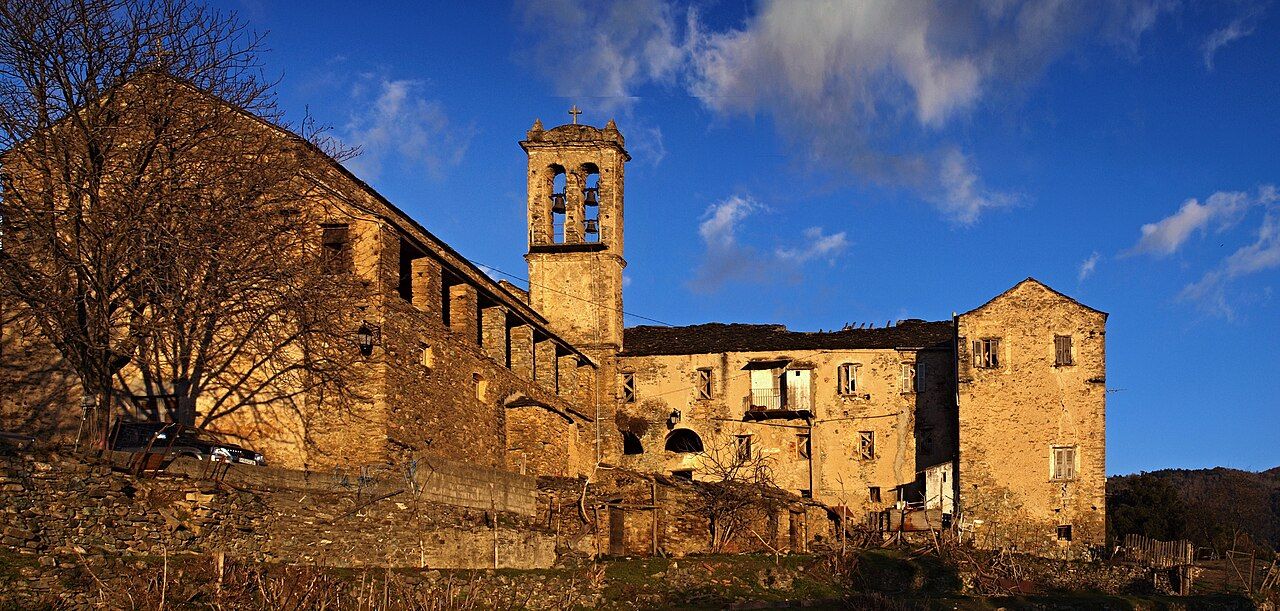 L’ancien couvent Saint-François d’Alando, son église et son clocher de pierre éclairés par le soleil couchant