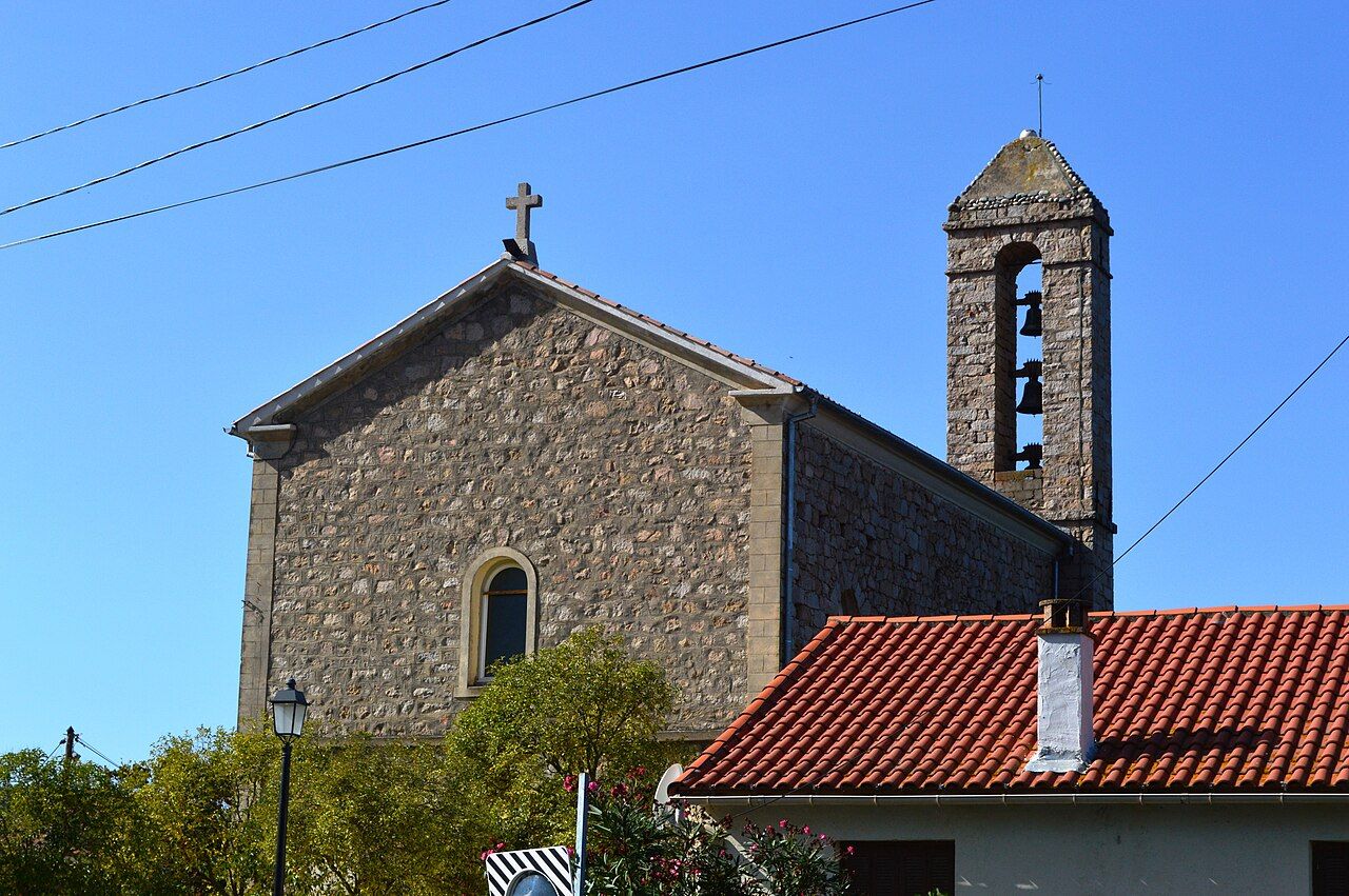 L’église Saint-Côme-et-Saint-Damien d’Ambiegna : façade en moellons de granite, petite baie cintrée et campanile de pierre à trois cloches
