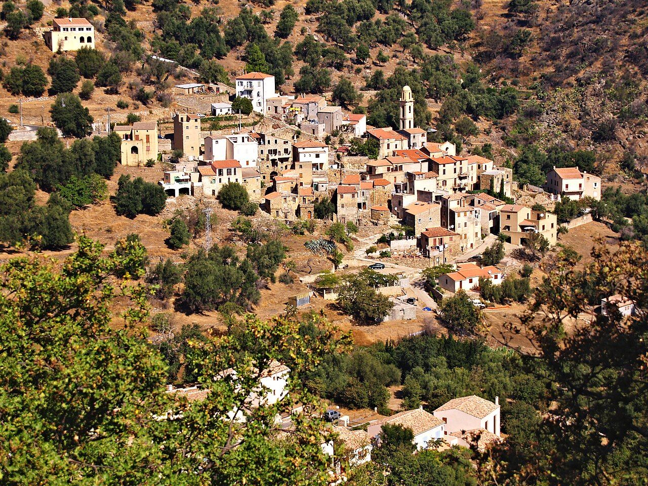 Le village d’Avapessa, ses maisons groupées autour du clocher, sur un versant parsemé d’oliviers et de maquis