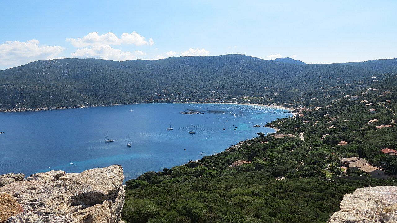 La baie et la marine de Campomoro, vues depuis la terrasse de la tour génoise, avec les collines du golfe du Valinco
