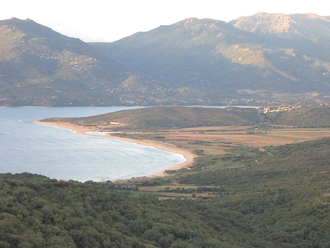 Le golfe de Propriano et l’embouchure du Rizzanese, vus depuis les collines de maquis de la Bisogène, à environ 4 km à l’ouest de Bilia (aucune photo libre de Bilia n’est disponible)