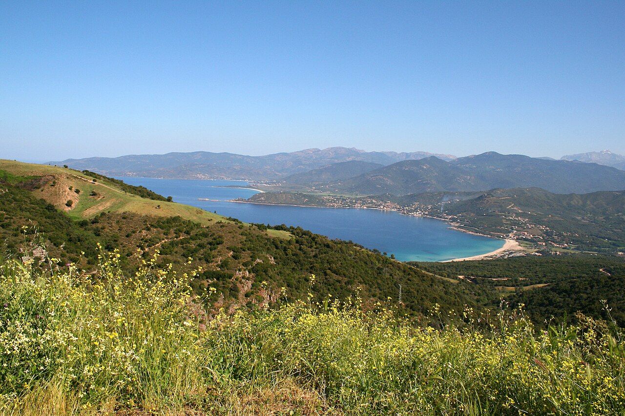 Le golfe de la Liscia, au fond du golfe de Sagone, photographié depuis les hauteurs de Calcatoggio, dans la Cinarca, la micro-région de Cannelle (le village n’est pas sur la photo)