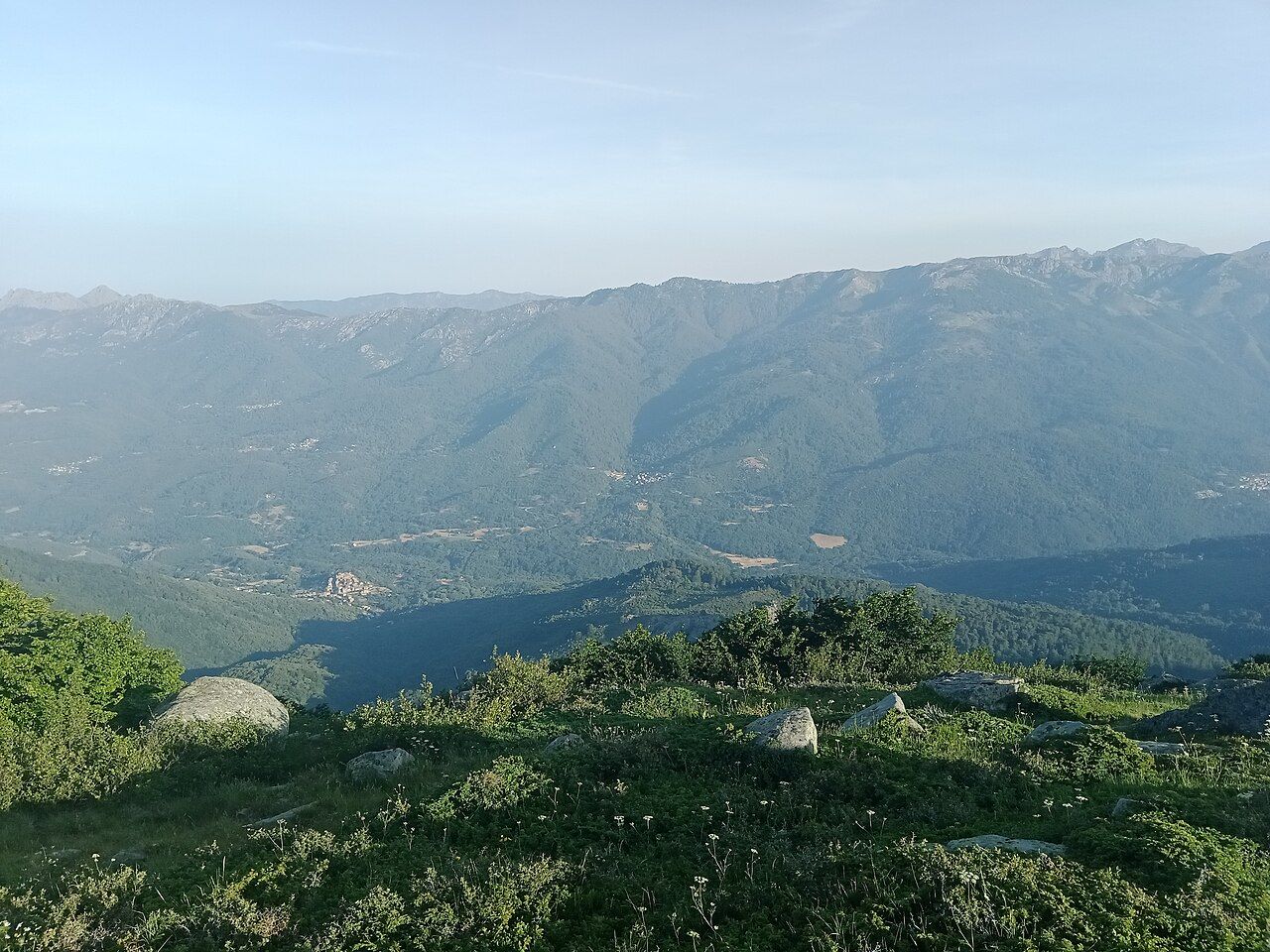 La vallée du Taravo et les montagnes de Ciamannacce vues de loin depuis la Punta di l’Usciolu, à Cozzano