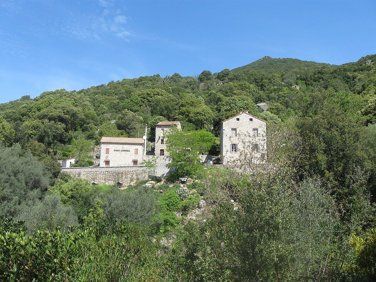Les maisons de pierre de Bilzese, l’un des deux villages de la commune de Foce, au milieu des collines boisées