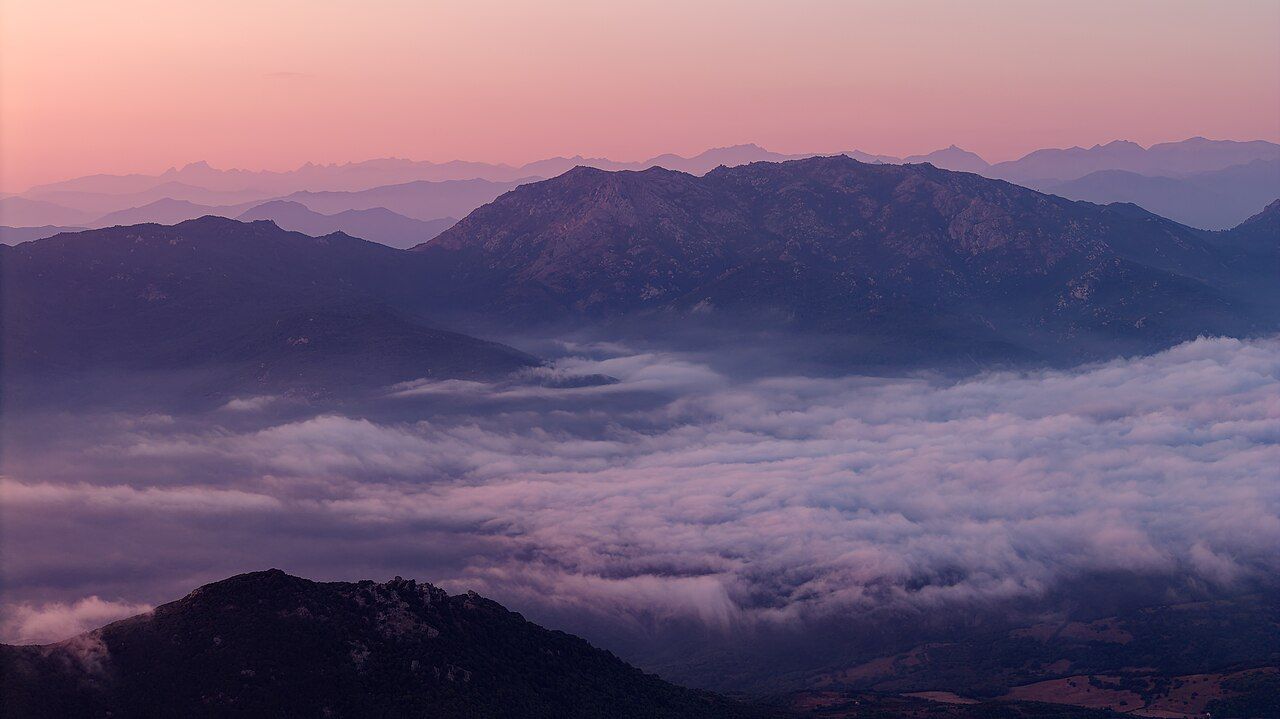 Collines du Sartenais au-dessus d’une mer de nuages, photographiées au nord de Sartène, à environ 3,5 km à l’ouest de Granace (aucune photo libre de Granace n’est disponible)