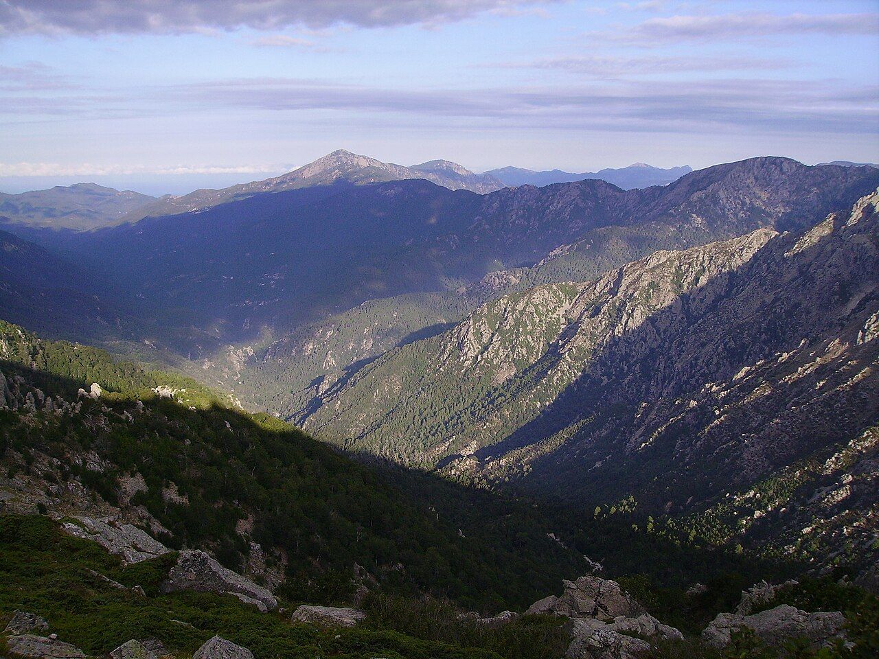 La vallée du Cruzzini vue depuis le GR 20, en amont : la rivière descend vers l’ouest jusqu’au Liamone, qu’elle rejoint sur la commune de Lopigna, hors du champ