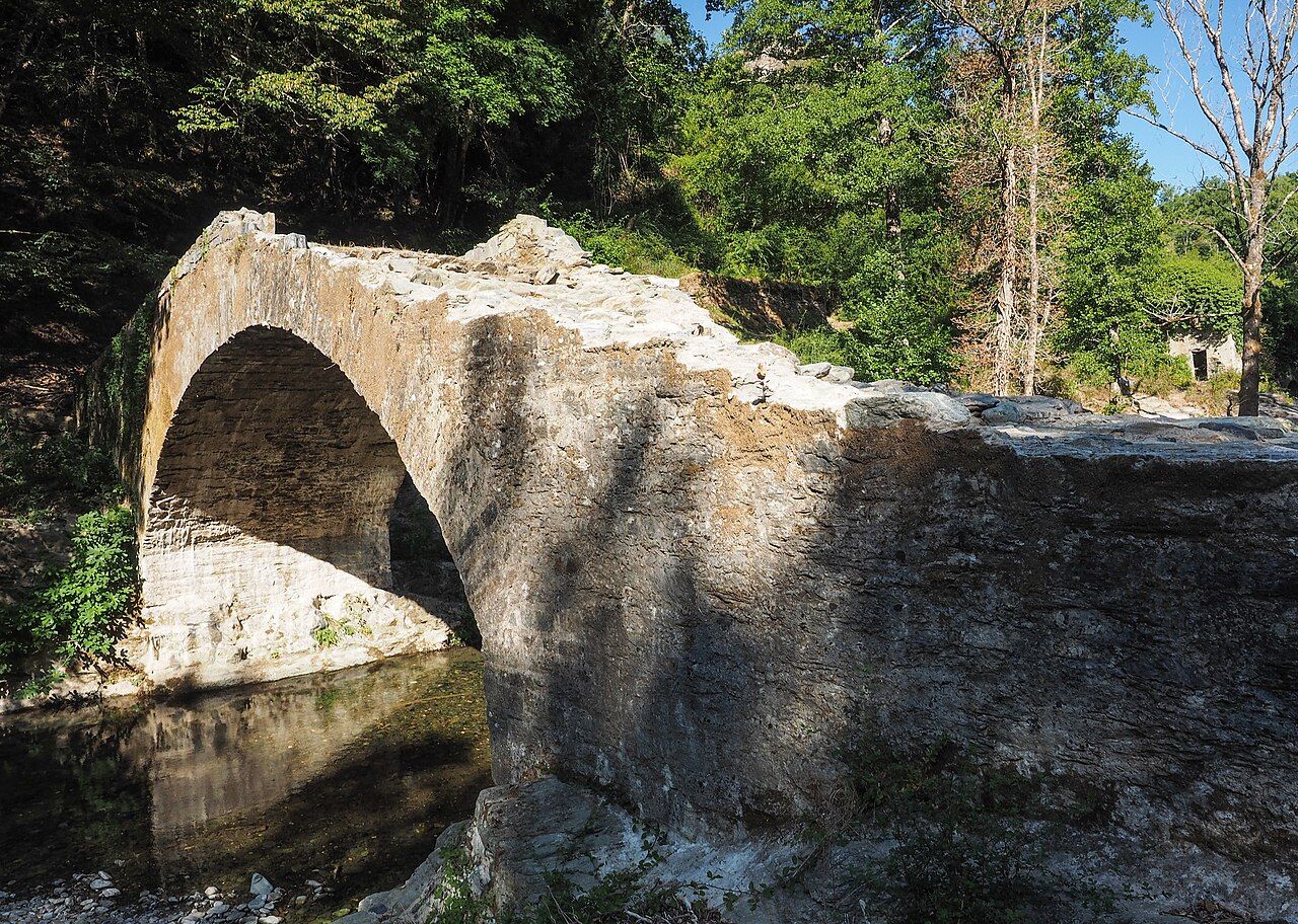Le pont génois d’Aliso sur la Bravona, dans les bois, sur la commune voisine de Zalana ; la rivière traverse ensuite le territoire de Moïta (aucune photo libre du village de Moïta n’est disponible)