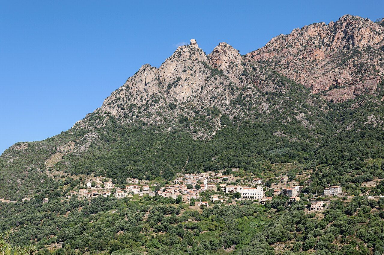 Le village d’Ota, au milieu des oliviers et du maquis, dominé par les crêtes rocheuses du Capu d’Ota