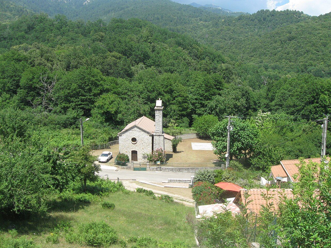 L’église Santa Maria Assunta du hameau de Giovicacce, à Sampolo, entourée de collines boisées