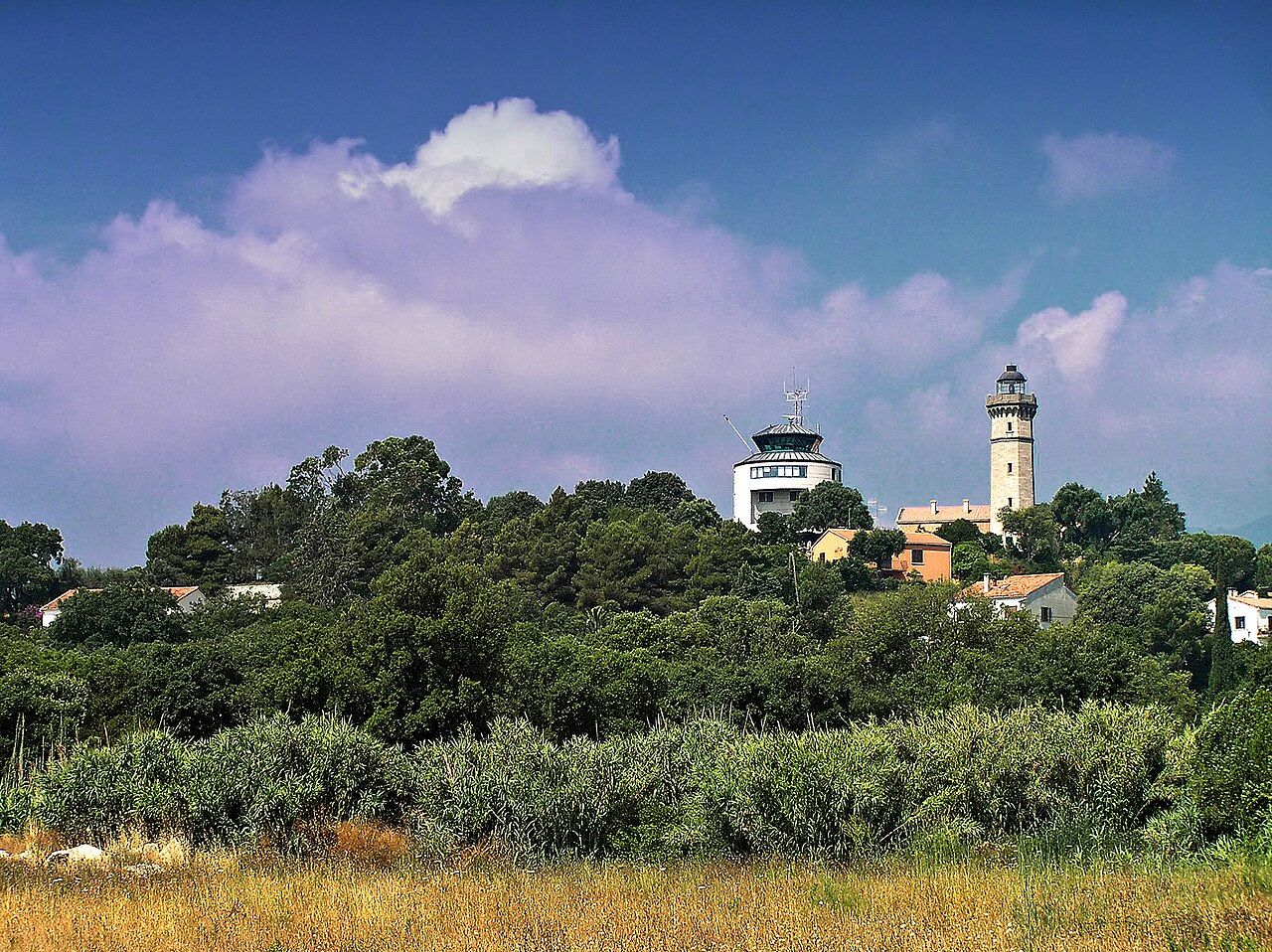 Le phare d’Alistro et le sémaphore voisin, à San-Giuliano, dominant le maquis et les arbres de la plaine orientale