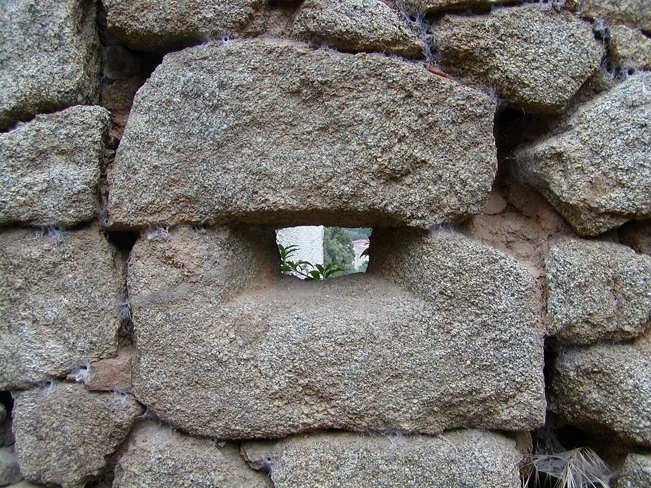 Meurtrière percée dans un mur de gros blocs de granit, au hameau de Vicu à Santa-Maria-Siché