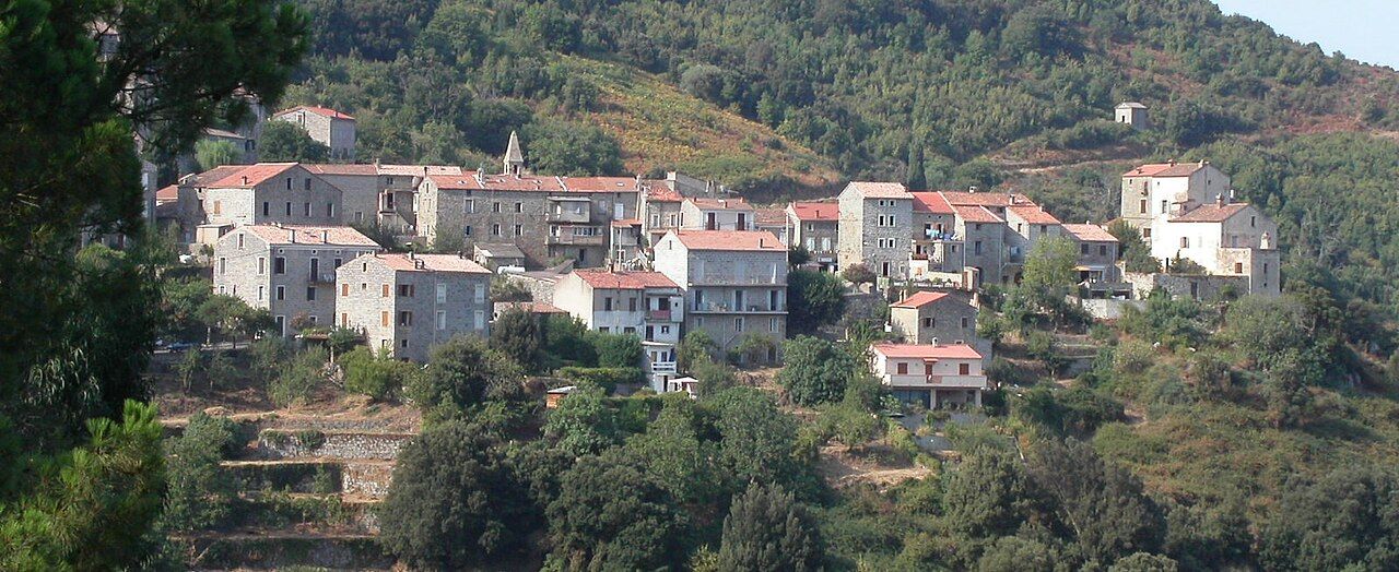 Les maisons de pierre de Sollacaro étagées sur le versant d’une colline couverte de maquis