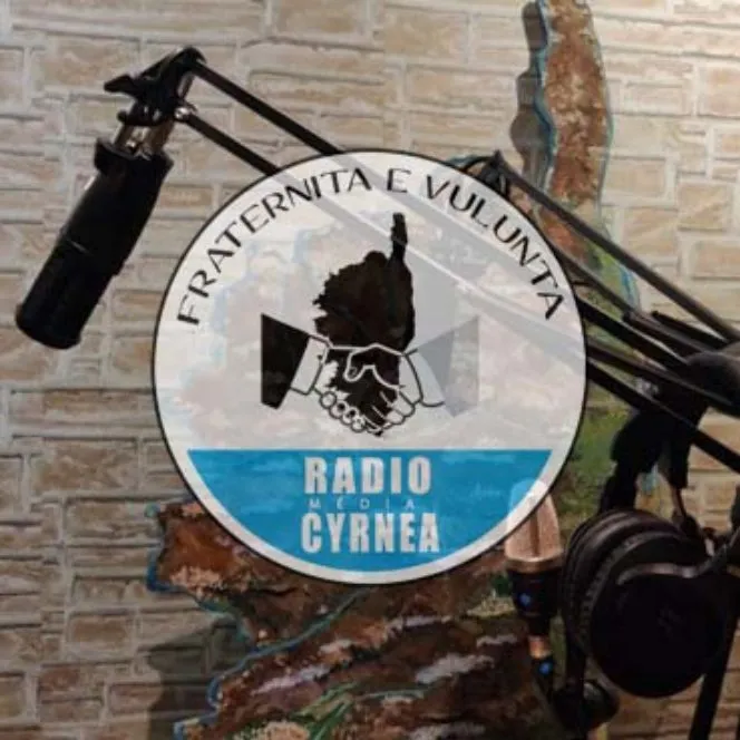 Le studio de Radio Cyrnéa : micro sur bras articulé et casque devant une carte de la Corse, logo de la radio