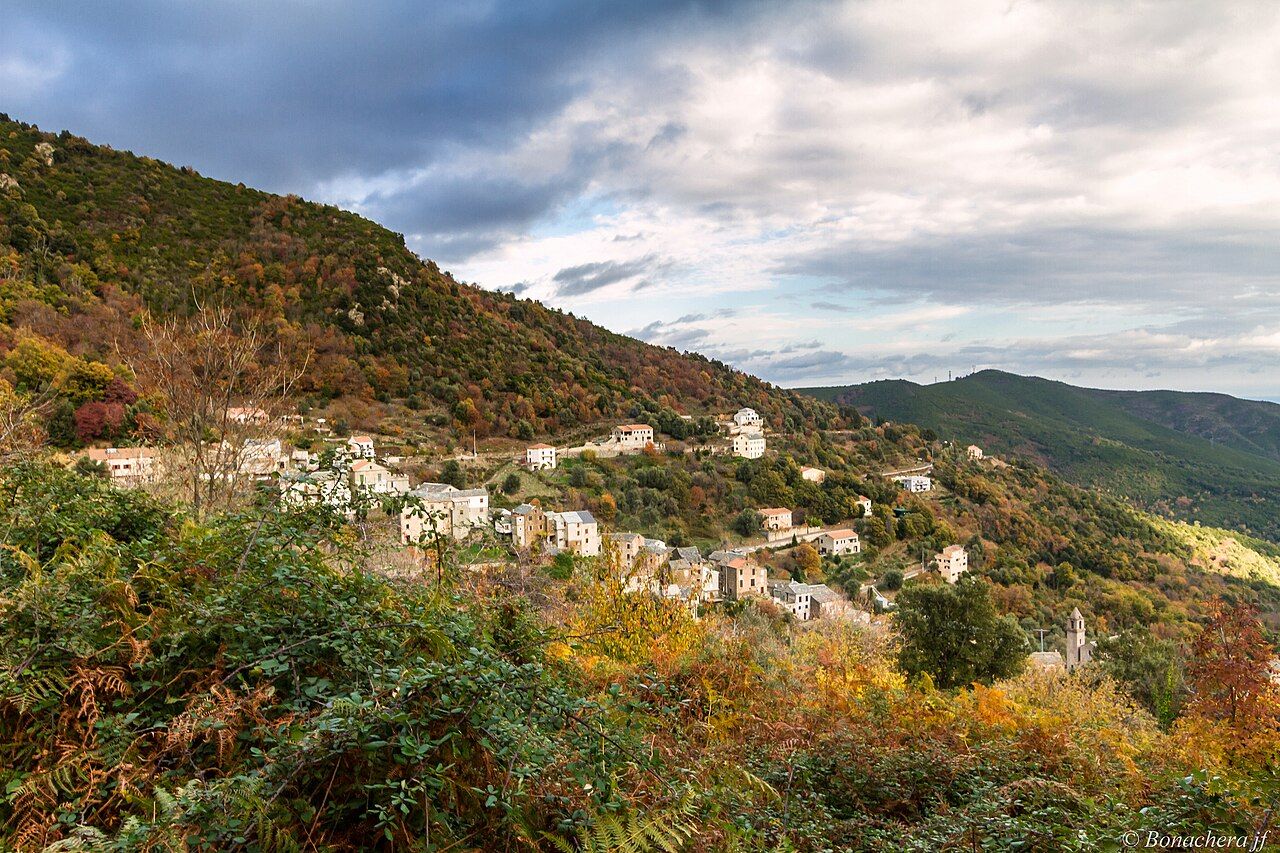 Le village de Vignale étagé à flanc de colline, entre le maquis et les arbres aux couleurs d’automne